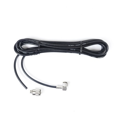 Cabo coaxial preto com conectores metálicos sobre fundo branco.
