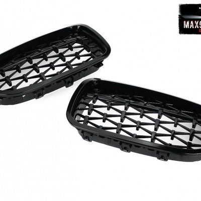 Conjunto de duas grelhas de carro pretas com padrão triangular