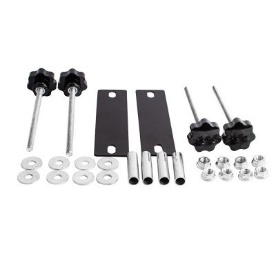 Conjunto de parafusos, porcas, anilhas, espaçadores e placas pretas em fundo branco