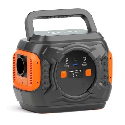 Gerador portátil preto com detalhes laranja, ecrã digital e pega para transporte.