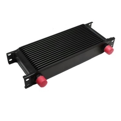 Intercooler ou radiador de óleo preto com tampas vermelhas e suportes laterais