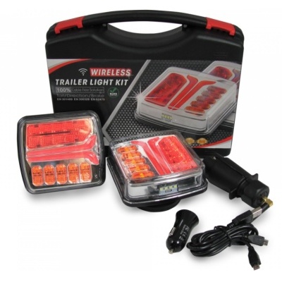 Kit de luzes sem fios para reboque com duas luzes quadradas vermelhas e laranja e acessórios num estojo preto e vermelho