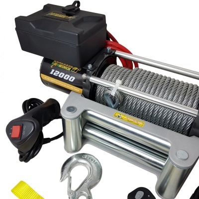 Guincho elétrico com cabo metálico, gancho, comando elétrico, base metálica e caixa preta