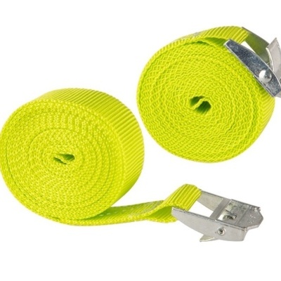 Duas fitas de amarração amarelas com fechos metálicos sobre fundo branco