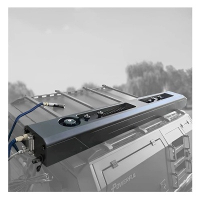 Suporte de tejadilho metálico cinza instalado em carrinha cinza claro com texto POWERFUL.