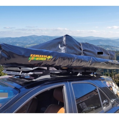 Tenda de campismo portátil preta no tejadilho de um carro preto