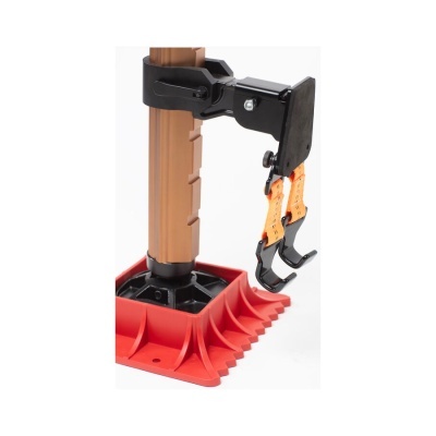 Suporte de guarda-chuva com base vermelha, haste castanha e mecanismo de fixação em metal preto e laranja