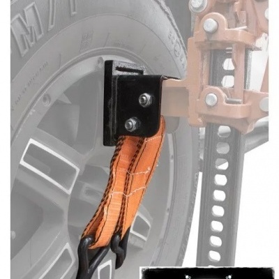 Suporte preto de metal com correias laranja preso a uma roda de veículo