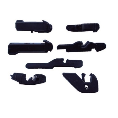 Conjunto de peças pretas de plástico com formas irregulares