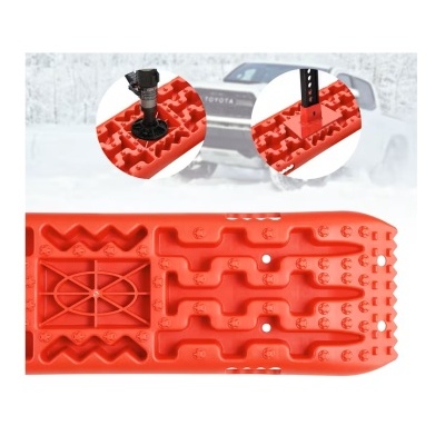 Prancha de recuperação off-road vermelha perto de um veículo Toyota na neve