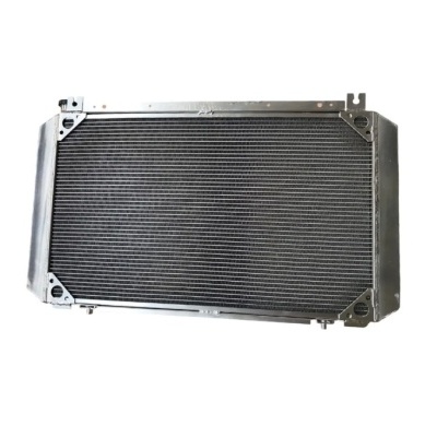 Radiador automóvel metálico com grelha negra e estrutura prateada