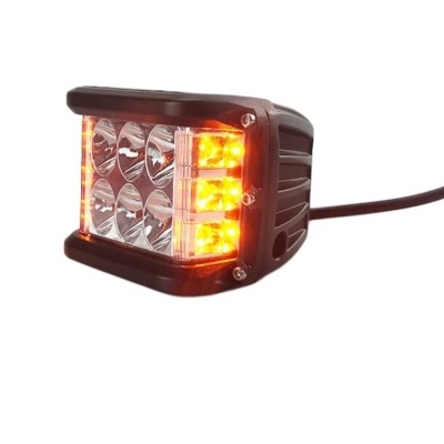 Luz LED quadrada com refletores transparentes e luzes amarelas acesas