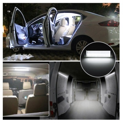 Luzes interiores LED brancas instaladas em vários veículos e close-up da luz acesa