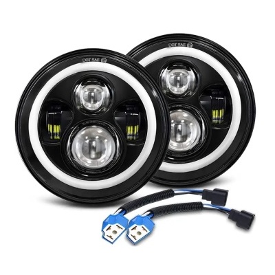 dois faróis circulares pretos com anéis brancos e fios azuis