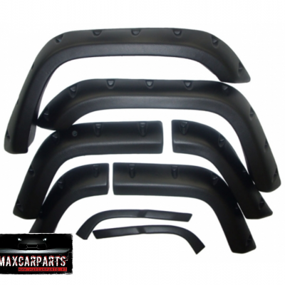 Conjunto de proteções para guarda-lamas de automóvel em plástico preto fosco.