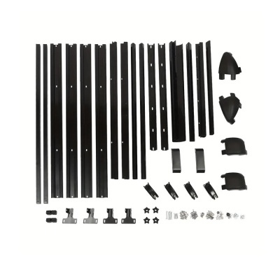 Peças de montagem pretas organizadas sobre fundo branco