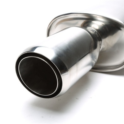 Escape automóvel em aço inoxidável polido contra fundo branco