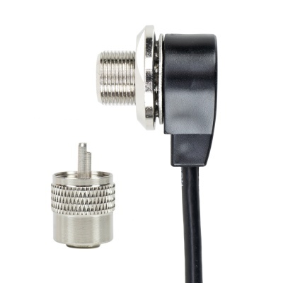 Conector coaxial metálico com cabo e adaptador preto sobre fundo branco