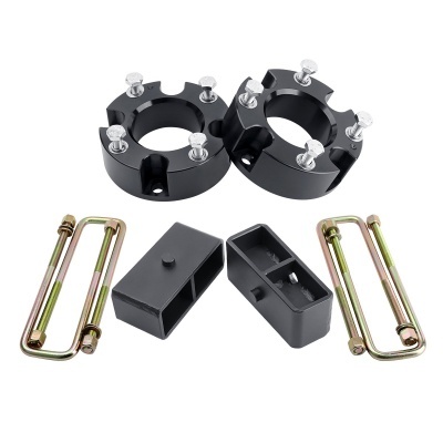 Conjunto de espaçadores e grampos metálicos pretos e dourados