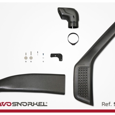 Conjunto de snorkel Bravo Snorkel com peças de plástico preto e parafusos sobre fundo branco