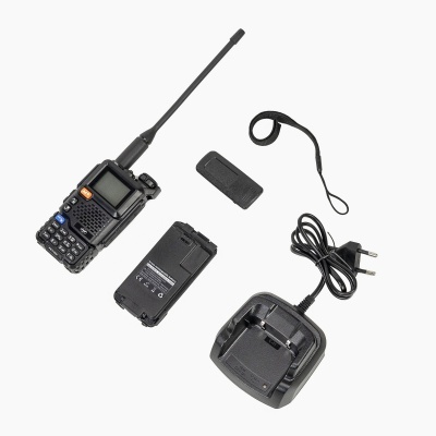 Rádio comunicador preto com acessórios