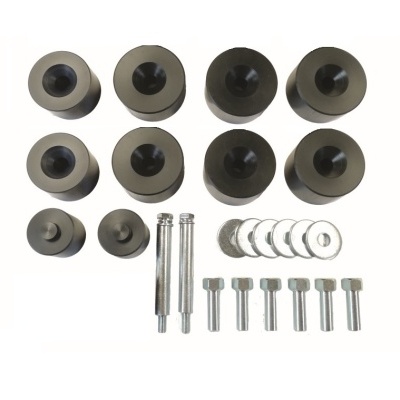 Conjunto de peças metálicas e parafusos cinzentos sobre fundo branco