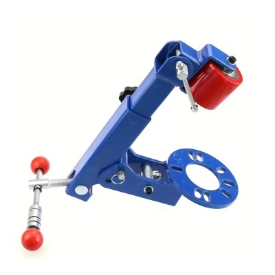 Dispositivo mecânico azul com peças vermelhas e partes metálicas