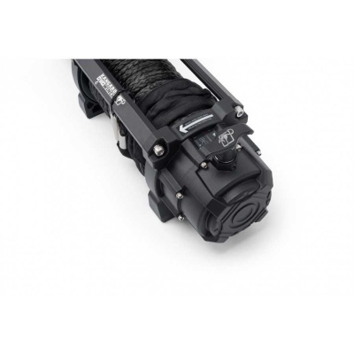 Guincho elétrico preto com cabo e estrutura metálica