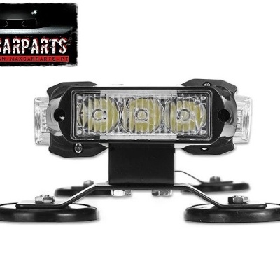 Luz LED quadrada com três focos e base com ventosas