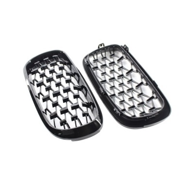 Par de grades dianteiras de carro em plástico preto brilhante com padrão de malha