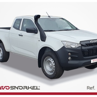 Pick-up branca com snorkel preto e grelha ISUZU