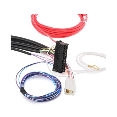 Cabos elétricos coloridos com conectores sobre fundo branco