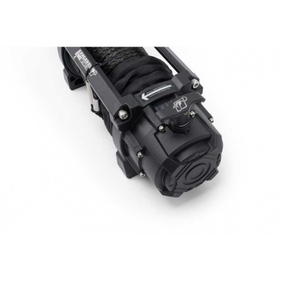 Guincho elétrico preto com corda enrolada e parafusos visíveis