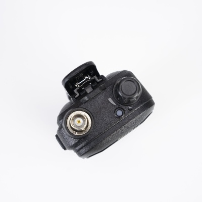 Conector de dispositivo eletrónico preto com botão giratório e compartimento aberto