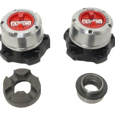 Conjunto de peças metálicas e plásticas com texto 'A/T M'