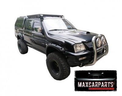 Pick-up preta todo-o-terreno com capota e para-choques reforçado