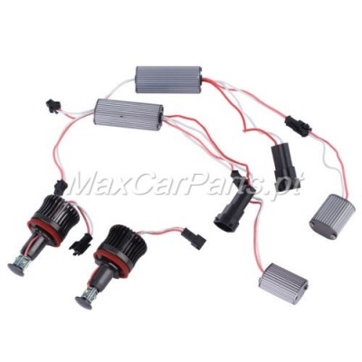 Duas lâmpadas LED para automóveis com resistores de alumínio cinzentos e fios vermelhos e brancos