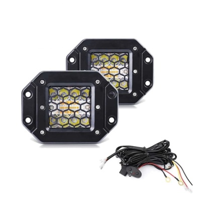 Duas luzes quadradas com moldura preta e cabos com interruptor de controle