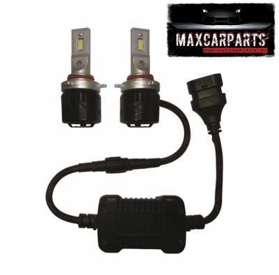 Duas lâmpadas LED para carro com conectores e caixa, em fundo branco e logótipo MAXCARPARTS
