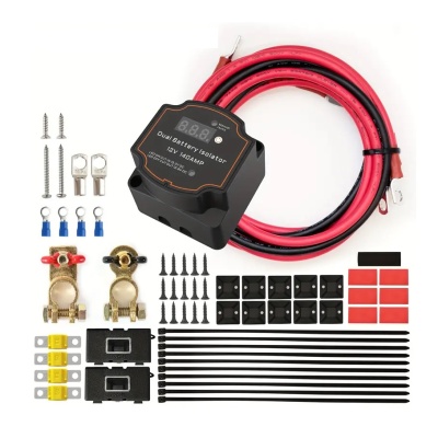 Conjunto para isolador de bateria dupla com cabos e acessórios sobre fundo branco