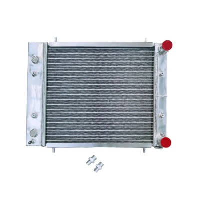 Radiador automóvel metálico com tampas vermelhas e dois adaptadores sobre fundo branco