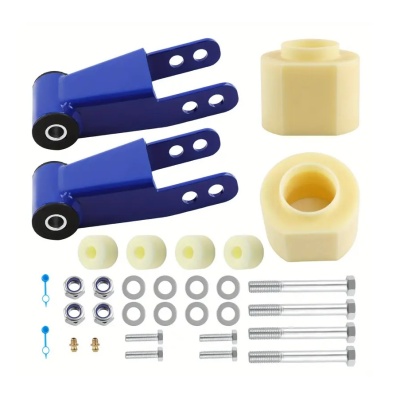 Conjunto de peças mecânicas azuis e creme com parafusos e porcas numa superfície branca