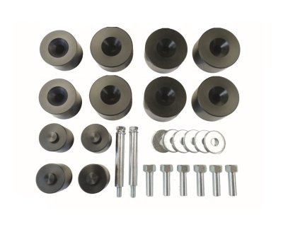 Conjunto de peças metálicas pretas e prateadas organizadas em fundo branco