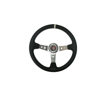 Volante de carro preto com braços metálicos e emblema central
