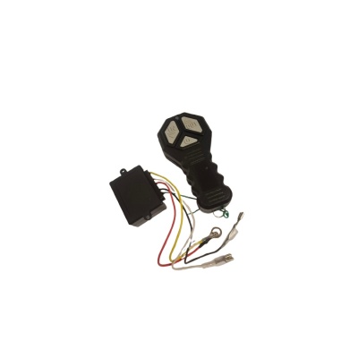 Comando eletrônico preto com botões e fios coloridos sobre fundo branco