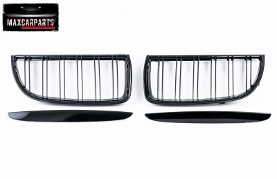 Conjunto de grelhas para carro preto brilhante sobre fundo branco com logotipo MAXCARPARTS