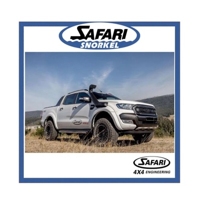 Veículo pick-up branco com snorkel preto Safari Snorkel ao ar livre