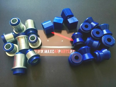 Casquilhos metálicos e azuis sobre superfície preta com cartão WWW.MAXCARPARTS.PT