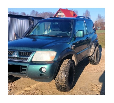 SUV verde escuro com pneus altos e jantes negras ao ar livre