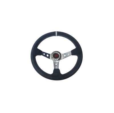 Volante de carro negro com braços metálicos e centro com texto Momo